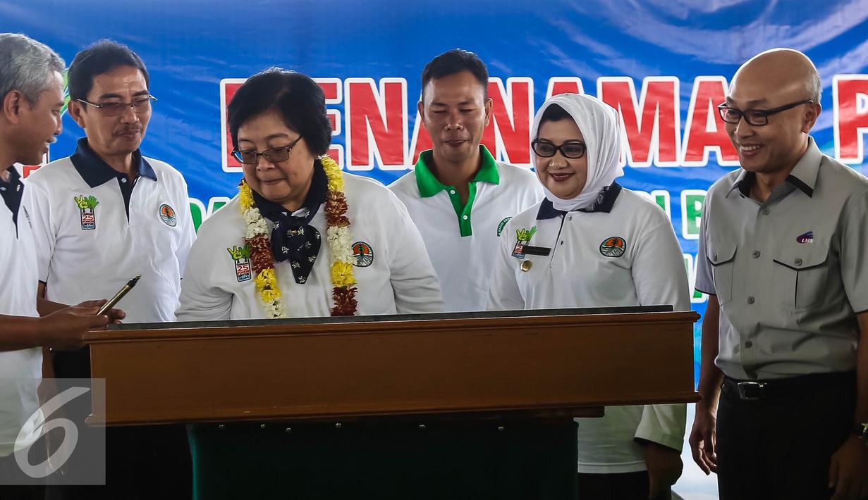 Menteri LHK, Siti Nurbaya menandatangani prasasti di Intercharge Subang KM. 109 Tol Cipali, Sabtu (19/3). Kegiatan upaya penghijauan jalan tol sekaligus memperingati Hari Bakti Rimbawan dan Hari Hutan Internasional. (Liputan6.com/Fery Pradolo)