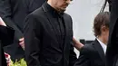 Vokalis Linkin Park, Chester Bennington saat menghadiri pemakaman Chris Cornell di Hollywood Forever Cemetery di Los Angeles, AS (26/5). Chris Cornell dinyatakan meninggal pada pukul 1.30 pagi pada Kamis (18/5/2017). (Photo by Chris Pizzello/Invision/AP)
