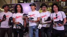 Para personel Slank hadir dalam peluncuran sepatu limited edition kolaborasi antara Slank dan Eagle dikawasan Jakarta, Rabu (23/5). Sepatu limited edtion ini dirancang khusus secara langsung oleh lima personel grup band Slank. (Liputan6.com/Faizal Fanani)