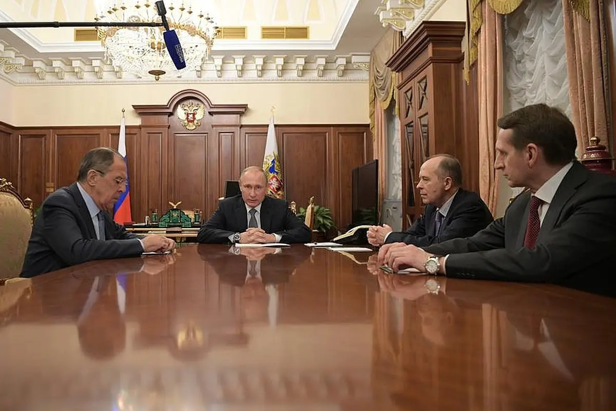 Presiden Vladimir Putin rapat setelah Dubes Rusia untuk Turki Ditembak. (Kremlin.ru)