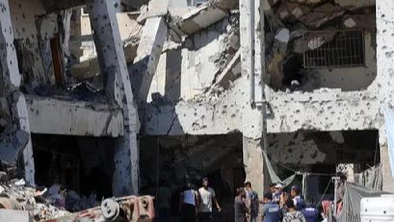 Sejumlah warga Palestina memeriksa Sekolah Al-Zahra yang hancur lebur setelah dihantam serangan Israel di lingkungan Shujaiya, Kota Gaza, Jalur Gaza, Palestina, pada 8 Agustus 2024. Badan Pertahanan Sipil Gaza melaporkan, serangan Israel menghantam dua se
