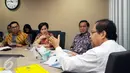 Menko Kemaritiman Rizal Ramli (kanan) saat menjelaskan beberapa program kerjanya kepada pimpinan SCM Grup saat melakukan pertemuan di Jakarta, Rabu (15/6/2016). Pertemuan membahas beberapa permasalahan terkini. (Liputan6.com/Helmi Fithriansyah)
