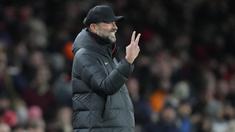Pelatih Liverpool, Jurgen Klopp, menunjukkan gestur angka dua saat pertandingan putaran ketiga FA Cup 2023/2024 antara Arsenal melawan Liverpool yang berlangsung di Emirates Stadium, Minggu (7/1/2024) malam WIB. (AP Photo/Kirsty Wigglesworth)
