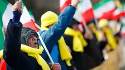 Pengunjuk rasa menentang pidato Menteri Kehakiman Iran, Sayyid Alireza Avaei di kantor badan hak asasi PBB, Jenewa, Selasa (27/2). Avaei dikritik karena tengah menghadapi sanksi Uni Eropa terkait pelanggaran hak asasi. (Valentin Flauraud/Keystone via AP)