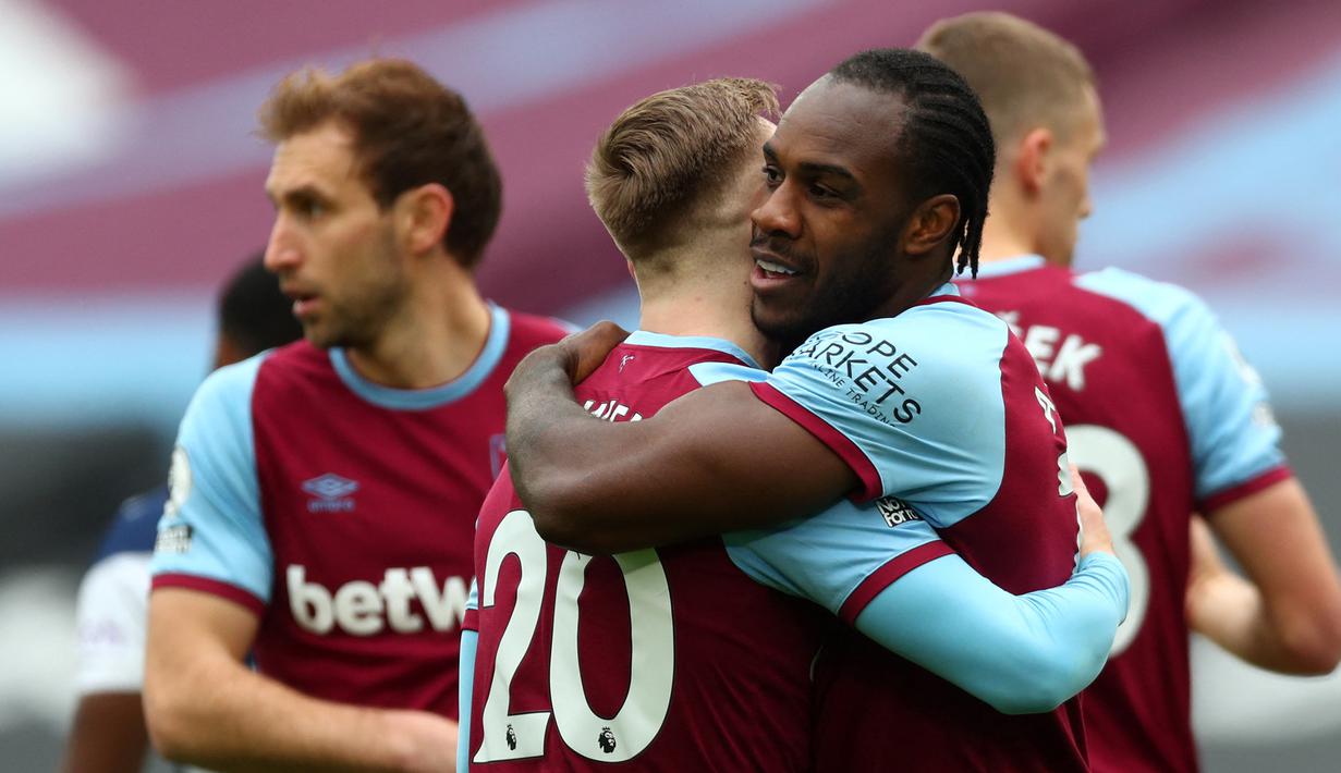 Gelandang West Ham United, Michail Antonio (kanan) melakukan selebrasi usai mencetak gol pertama timnya ke gawang Tottenham Hotspur dalam laga lanjutan Liga Inggris 2020/21 pekan ke-25 di The London Stadium, Minggu (21/2/2021). West Ham menang 2-1 atas Tottenham. (AFP/Clive Rose/Pool)