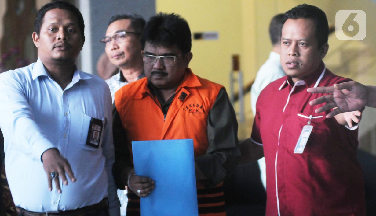 Mantan Kepala Kantor Pelayanan Pajak (KPP) Penanaman Modal Asing (PMA) Tiga Kanwil Jakarta Khusus, Yul Dirga yang juga tersangka mengenakan rompi oranye usai menjalani pemeriksaan di Gedung KPK, Jakarta, Kamis (3/10/2019). (merdeka.com/Dwi Narwoko)