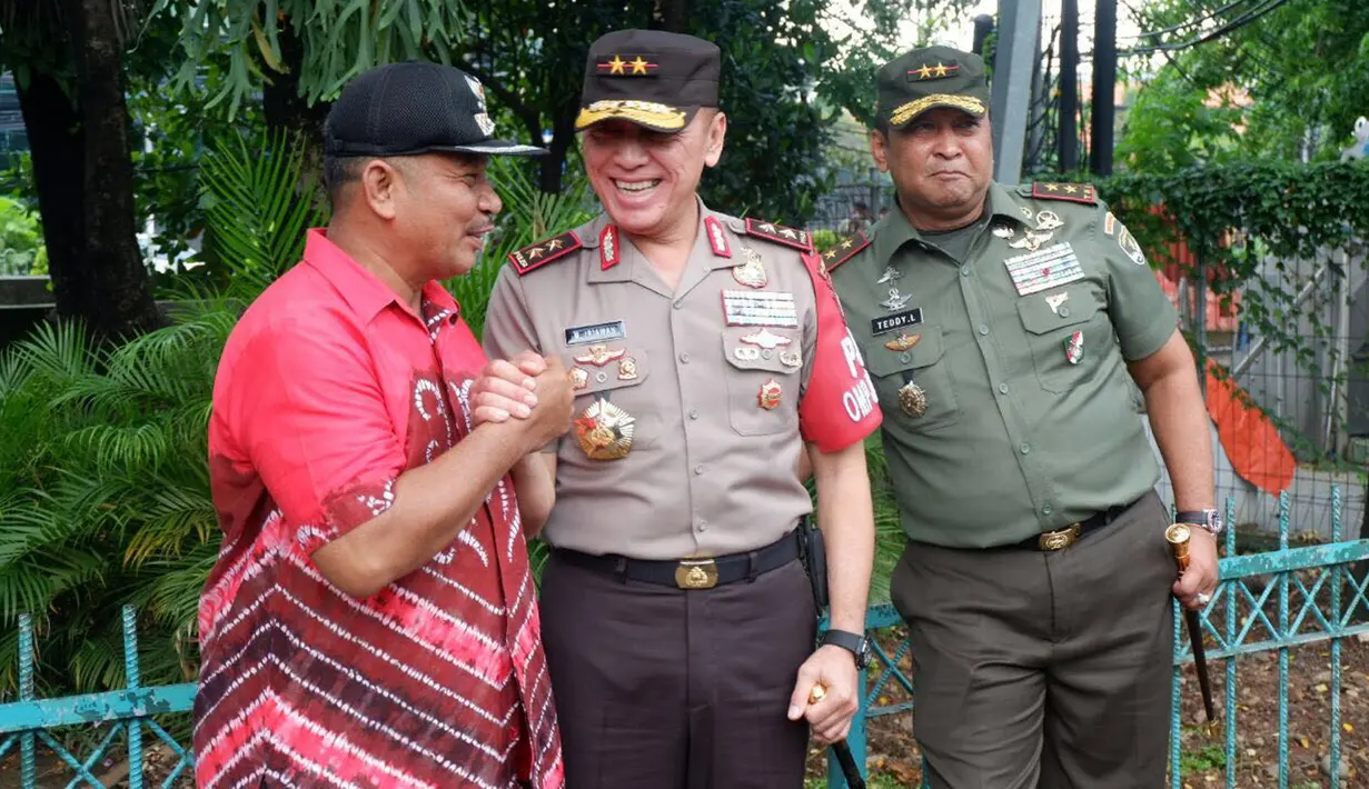 Kapolda Metro Jaya Irjen Pol M Iriawan bersama Pangdam Jaya Mayjen Teddy Lhaksmana bersalaman dengan warga di TPS 4 Gambir, Jakarta Pusat, Rabu (15/2). Kapolda bersama Pangdam memantau pelaksanaan Pilkada DKI 2017di sejumlah TPS. (Dok. Istimewa)