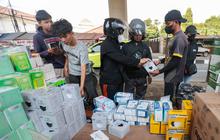 Warga Berburu Masker di Tengah Sebaran Abu Vulkanik