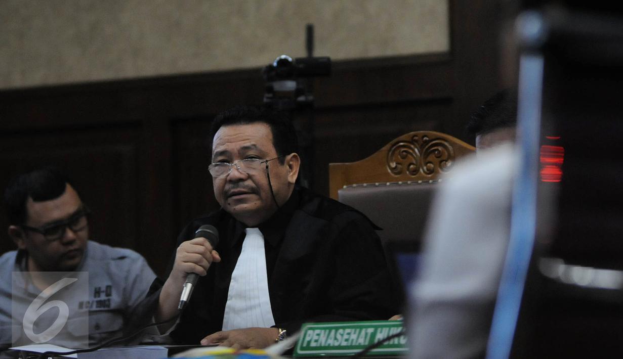 Pengacara Jessica Wongso, Otto Hasibuan memberikan pemaparan saat sidang lanjutan pembacaan pledoi di PN Jakarta Pusat, Rabu (12/10). Sebanyak 3.000 halaman nota pembelaan dibacakan oleh Jessica Wongso. (Liputan6.com/Faizal Fanani)
