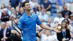 Petenis Serbia, Novak Djokovic  melakukan selebrasi seusai mengalahkan Roberto Carballes Baena dari Spanyol pada  babak pertama AS Terbuka 2019 di Billie Jean King National Tennis Center, New York, Senin (26/8/2019). Peringkat satu dunia itu menang 6-4, 6-1, dan 6-4. (AP/Frank Franklin II)