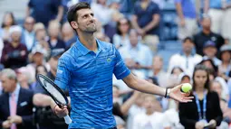 Petenis Serbia, Novak Djokovic  melakukan selebrasi seusai mengalahkan Roberto Carballes Baena dari Spanyol pada  babak pertama AS Terbuka 2019 di Billie Jean King National Tennis Center, New York, Senin (26/8/2019). Peringkat satu dunia itu menang 6-4, 6-1, dan 6-4. (AP/Frank Franklin II)