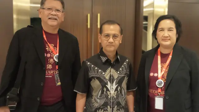(Markus Rozano Antar Prasetyo[1] yang biasa dipanggil Bung Kepra atau Kepra selaku Ketua Koordinator Pergelaran; Dirjen Bimas Budha Supriyadi; Ketua Umum Panitia Acara Siddharta The Musical Sutina Irsan)