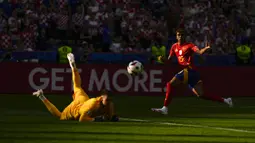 Pemain Spanyol, Lamine Yamal, berusaha mencetak gol ke gawang Kroasia pada laga grup B Euro 2024  di Stadion Olympia, Berlin, Minggu (16/6/2024). Yamal memecahkan rekor sebagai pemain termuda sepanjang sejarah di pertandingan Euro dengan usia 16 tahun dan 338 hari. (AP Photo/Manu Fernandes)