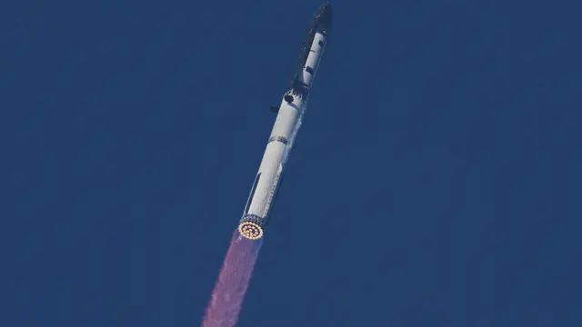 Roket raksasa Starship milik SpaceX melakukan uji penerbangan dari Starbase, Texas, Jumat, 22 Mei 2026. (AP Photo/Eric Gay)