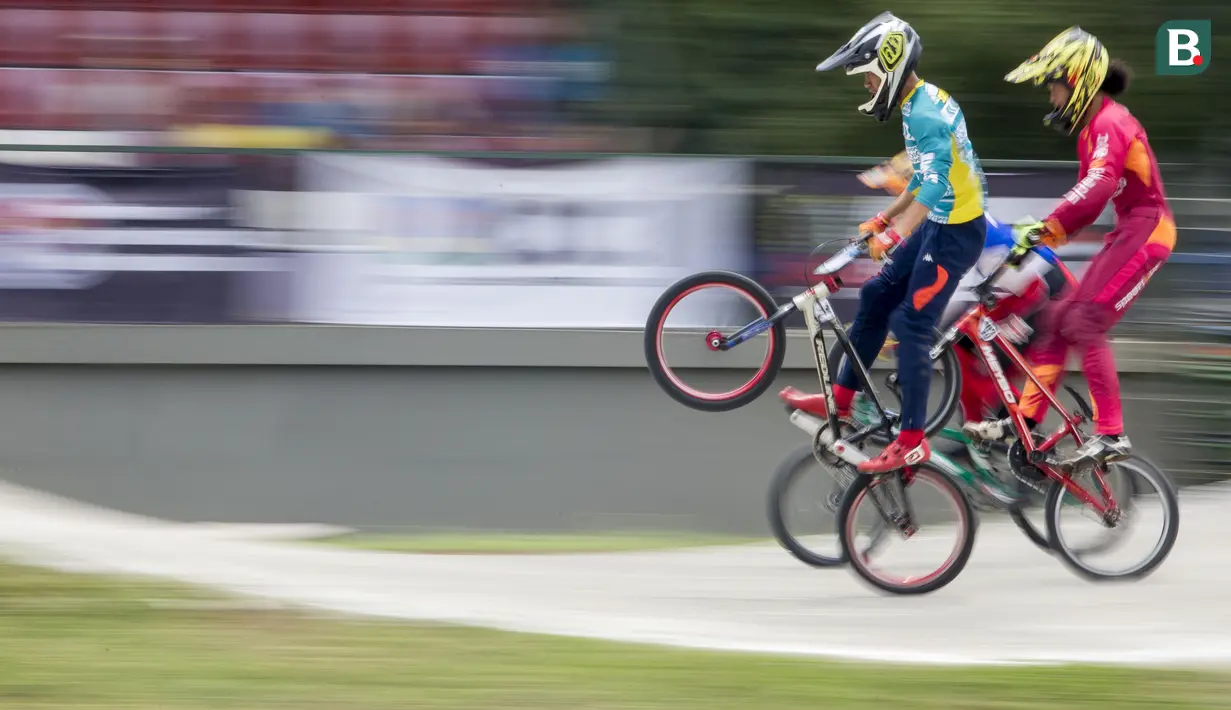 Para pebalap sepeda BMX di kelas Men Junior bertarung di babak final pada Jakarta International BMX 2020 yang digelar di Sirkuit BMX Pulomas, Minggu (16/2/2020). (Bola.com/Peksi Cahyo)