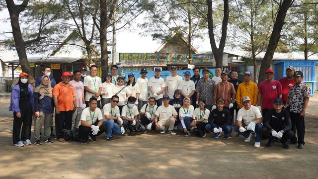 PT Kawasan Industri Terpadu Batang (KITB) bersama tenant Yih Quan Footwear Indonesia dan Deckers HOKA menggelar kegiatan bersih-bersih Pantai Jodo, Kabupaten Batang, Jawa Tengah (Jateng).