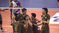 Pemain STIN Pasundan Farhan Halim (kanan) berselebrasi dengan rekan setimnya dalam pertandingan perdana final four Livoli Divisi Utama 2022 menghadapi Berlian Bank Jateng. Pasundan menang 3-2 di GOR Kimageti, Magetan, Jumat, 4 November. (foto: PBVSI)