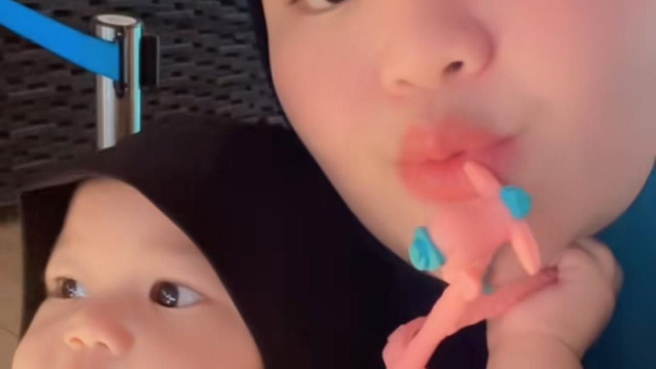 Mengawali Tahun dengan Umroh, Rosa Meldianti Keponakan Dewi Perssik Bagikan Potret Hangat Bersama Suami dan Anak