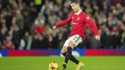 Penyerang Manchester United, Cristiano Ronaldo mengumpan bola saat bertanding melawan West Ham United pada pertandingan lanjutan Liga Inggris di stadion Old Trafford di Manchester, Inggris, Minggu, 30 Oktober 2022. Kemenangan ini membuat Manchester United berada di peringkat lima klasemen dengan 23 poin. (AP Photo/Jon Super)