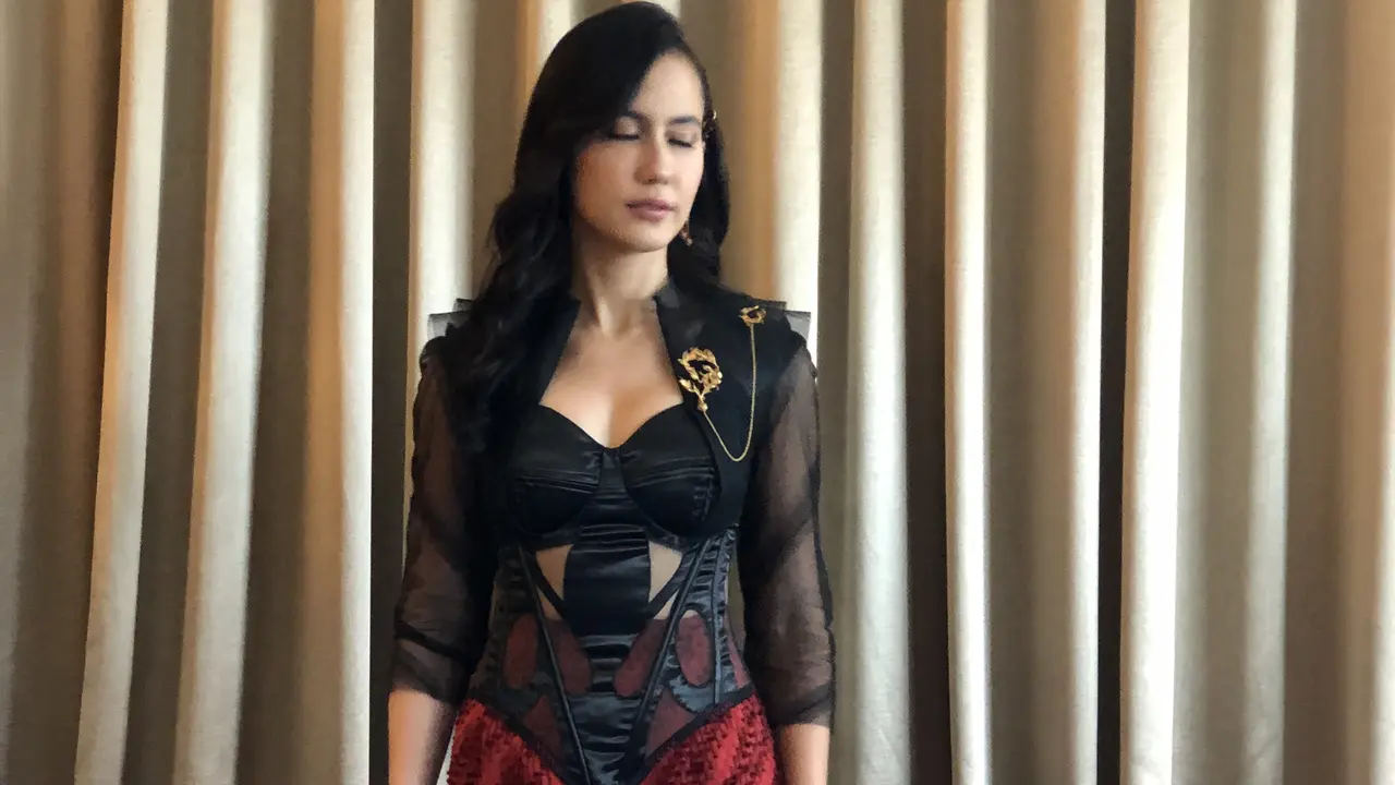 Sisi Lain Pevita Pearce Sebagai Superhero Perempuan dalam Balutan Kebaya Maskulin di Premiere Sri Asih
