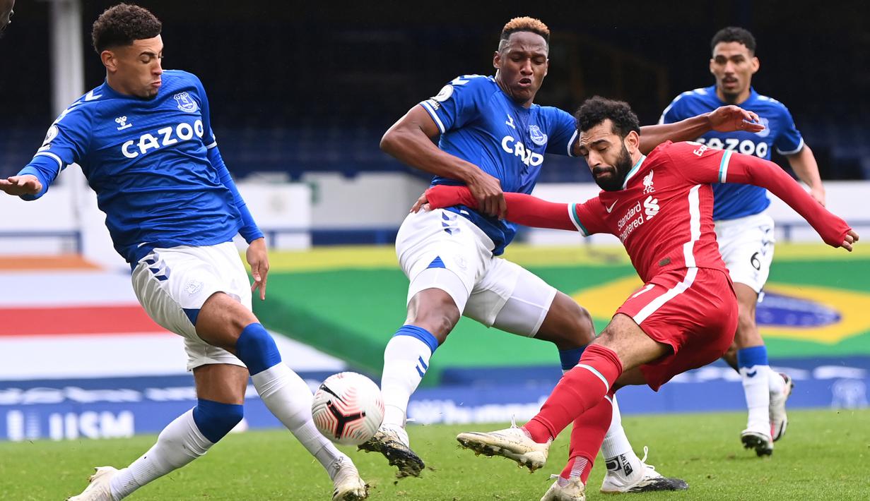 Gelandang Liverpool, Mohamed Salah, berusaha melepaskan tendangan pada laga lanjutan Liga Inggris di Goodison Park, Sabtu (17/10/2020) malam WIB. Liverpool bermain imbang 2-2 atas Everton. (AFP/Laurence Griffiths/pool)