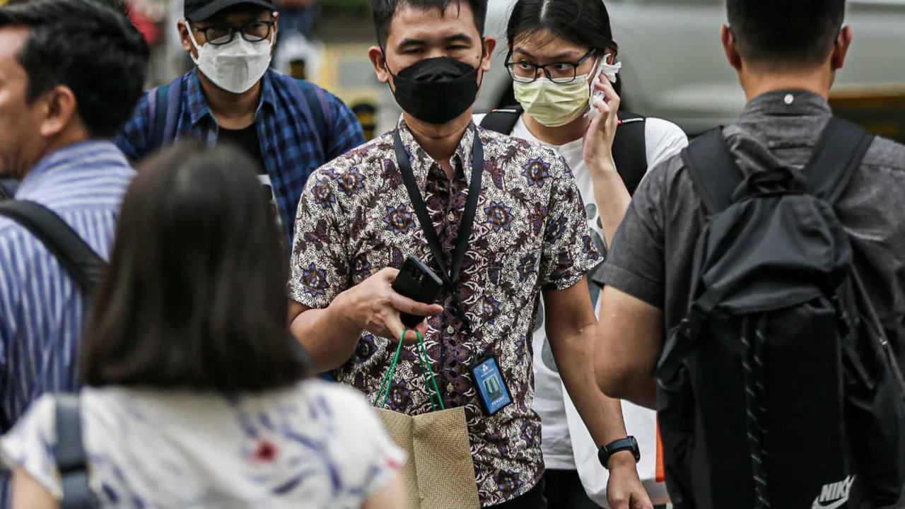 Kementerian Kesehatan mengeluarkan imbauan kepada masyarakat agar kembali disiplin memakai masker.<br><br>Imbauan itu diumumkan menyusul meningkatnya kasus Covid-19 di Indonesia.