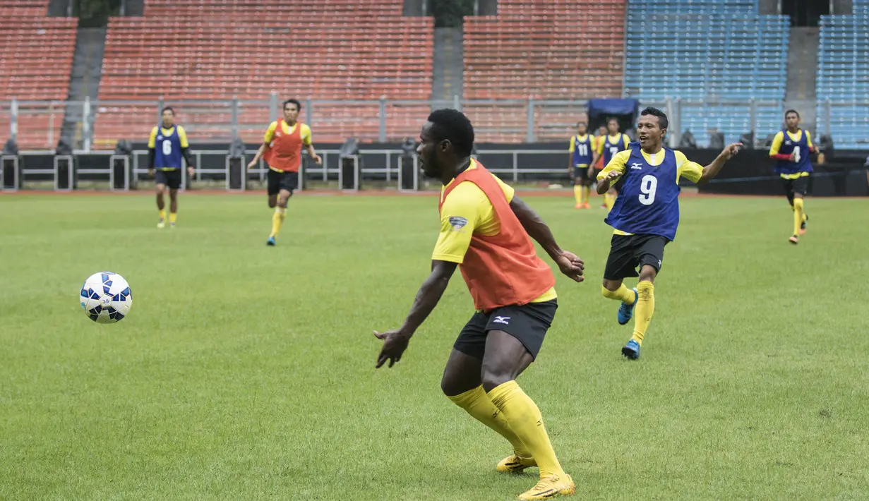 Striker Semen Padang, James Koko Lomel, berlatih jelang laga final Piala Jenderal Sudirman di Stadion Gelora Bung Karno, Jakarta, Sabtu (23/1/2016). (Bola.com/Vitalis Yogi Trisna) 