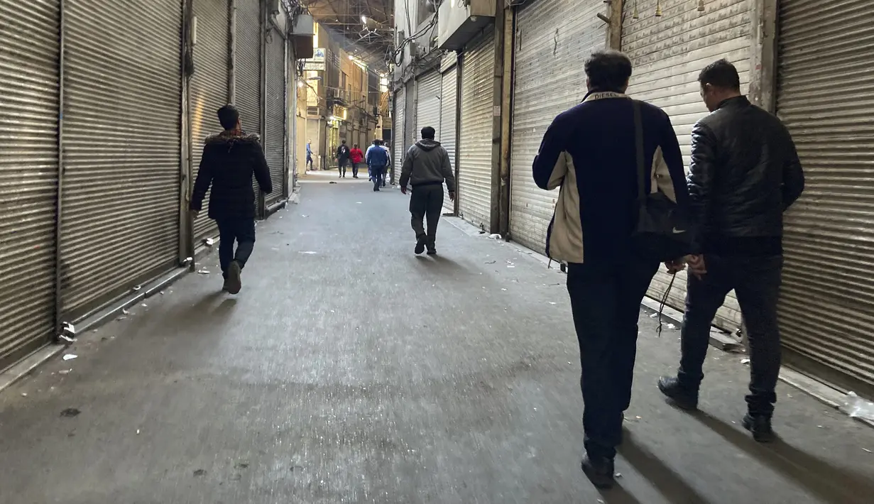 Orang-orang berjalan melalui toko-toko yang tutup di Grand Bazaar Teheran, Iran, Selasa (15/11/2022). Seperti protes lainnya setelah kematian Mahsa Amini pada 16 September, demonstrasi tersebut sebagian besar tampak tanpa pemimpin. (AP Photo/Vahid Salemi)