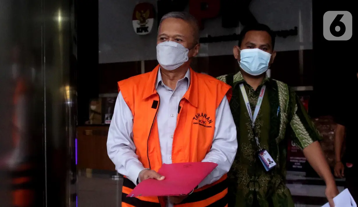 Hakim Agung nonaktif, Sudrajad Dimyati (depan) menuju mobil tahanan usai menjalani pemeriksaan lanjutan di Gedung Merah Putih Komisi Pemberantasan Korupsi (KPK), Jakarta, Rabu (21/12/2022). Sudrajat Dimyati diduga menerima suap terkait pengurusan perkara kasasi perdata KSP Intidana. (Liputan6.com/Helmi Fithriansyah)