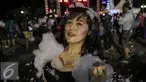 Peserta menikmati musik yang dimainkan DJ saat acara Foam Party di Pantai Festival Ancol, Jakarta, Minggu (2/8/2015). Event musik dengan nuansa busa tersebut diramaikan dengan aksi para DJ ternama. Liputan6.com/Faizal Fanani)