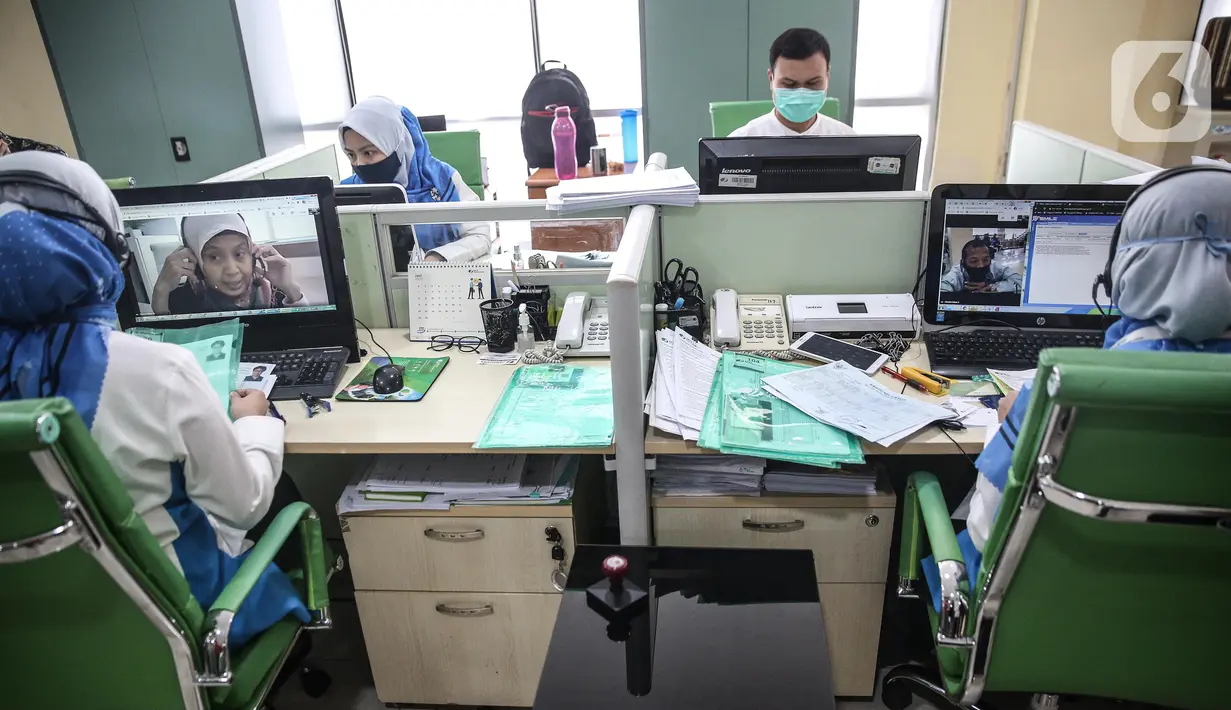 Costumer service melayani peserta saat konsultasi melalui Lapak Asik (Layanan Tanpa Kontak Fisik) di Kantor Cabang BPJamsostek Cilandak, Jumat (19/6/2020). Layanan dengan protokol kesehatan tanpa harus kontak langsung ini dalam rangka mencegah penularan COVID-19. (Liputan6.com/Faizal Fanani)