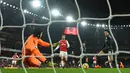 Gelandang Manchester City Leroy Sane menendang bola ke gawang Arsenal pada laga pekan ke-28 Premier League di Emirates Stadium,  Jumat (2/3). Manchester City menang telak tiga gol tanpa balas atas Arsenal. (Glyn KIRK/AFP)