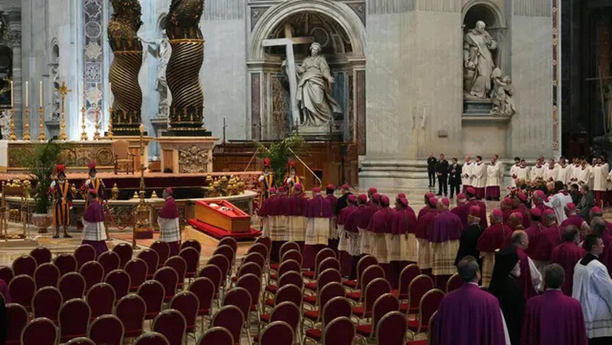 Disemayamkan di Basilika Santo Petrus, Begini Prosesi Pemindahan Jenazah Paus Fransiskus