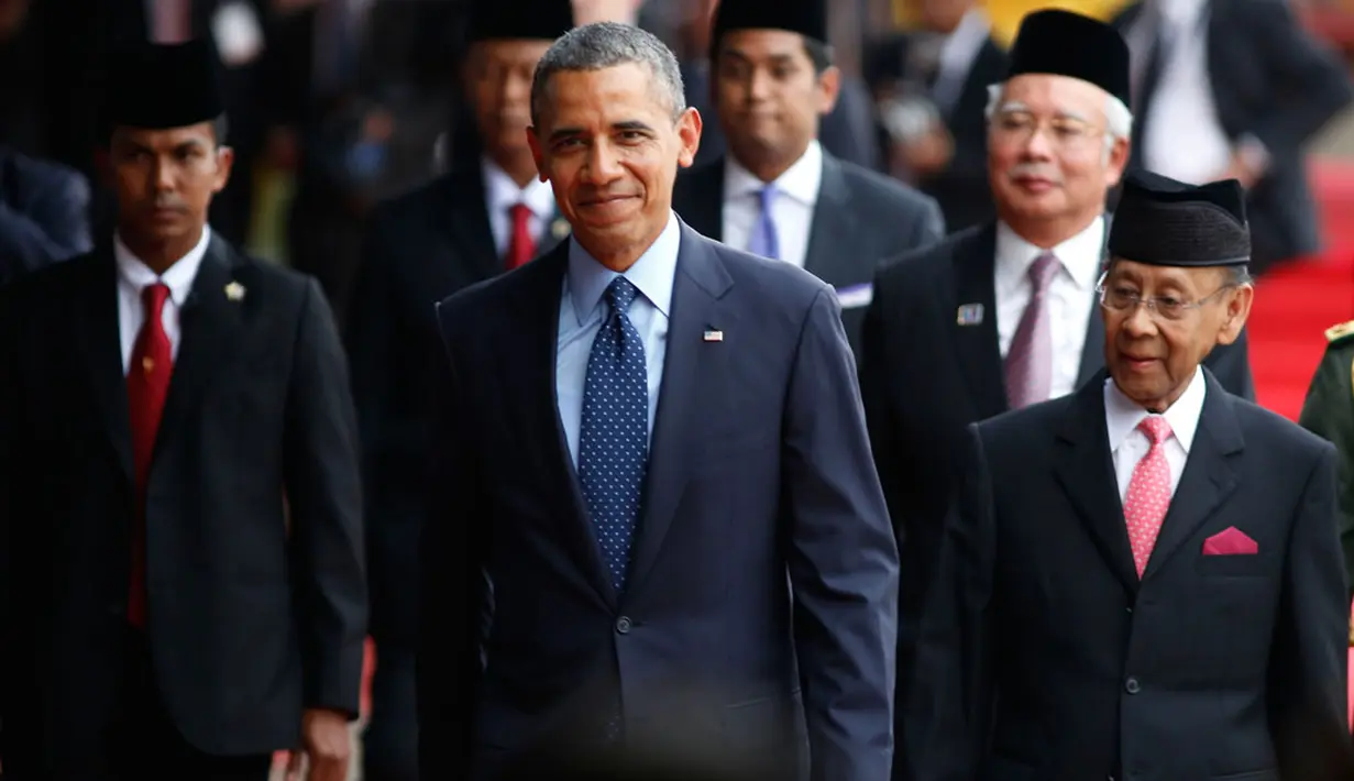 Raja Malaysia, Abdul Halim Muadzam Shah dari Kedah (kanan) bersama PM Najib Razak (kedua dari kanan) menyambut langsung kedatangan orang nomor satu di AS, Barrack Obama di Parliament Square, Kuala Lumpur. (26/4/2014) (REUTERS/Larry Downing)