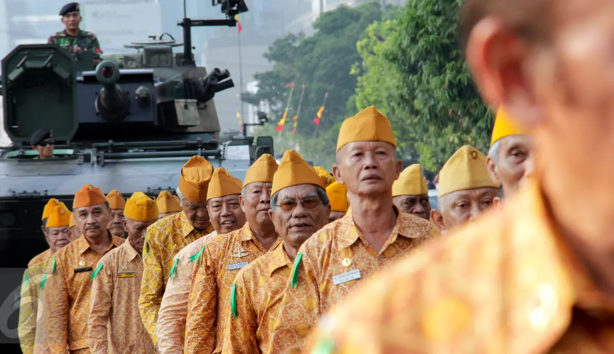 Sejumlah veteran pejuang kemerdekaan mengikuti pawai yang dimulai dari Museum Satria Mandala menuju Gelora Bung Karno, Jakarta, Selasa (11/8/2015). Pawai tersebut merupakan puncak peringatan Hari Veteran Nasional. (Liputan6.com/Yoppy Renato)