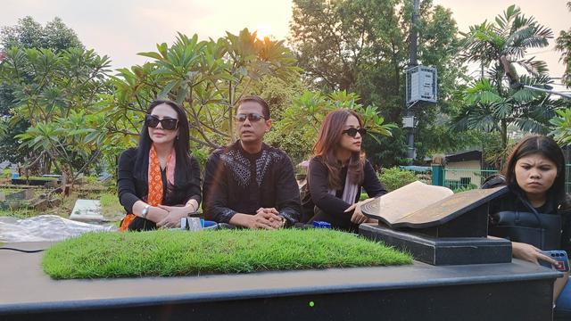 Doddy Sudrajat dan Mayang saat mengunjungi makam Vanessa Angel dan Bibi Andrainsyah.