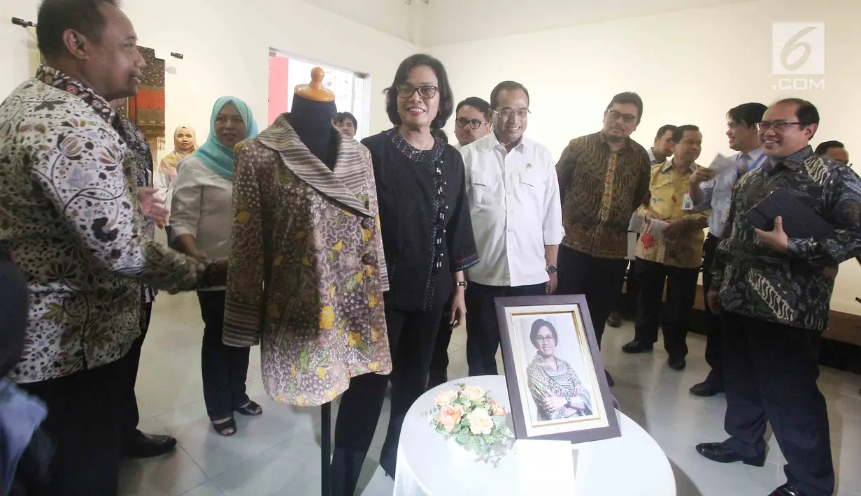 Menkeu Sri Mulyani bersama dengan Menhub Budi Karya melihat pakaian dalam pameran barang yang di lelang di Galeri Nasional, Jakarta, Rabu (28/2). Lelang ini terdiri dari sejumlah koleksi pribadi milik beberapa pejabat negara. (Liputan6.com/Angga Yuniar)