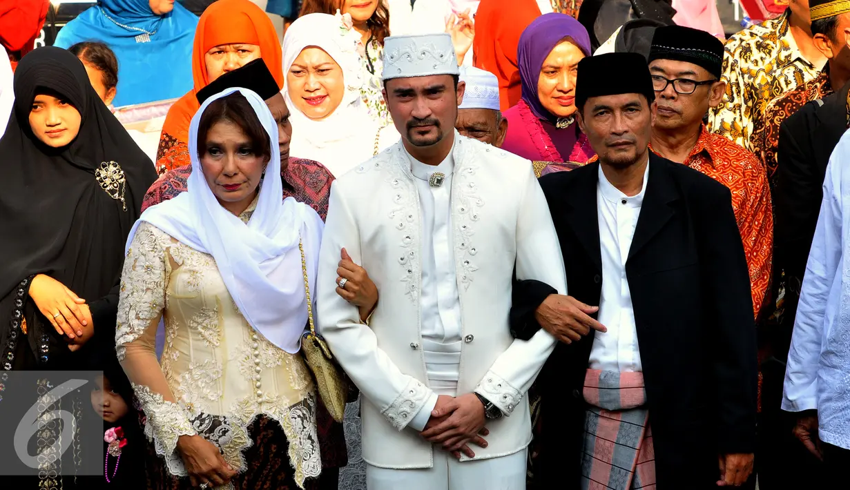Reza Pahlevi bersama kedua orangtuanya menuju Masjid Al Ittihad di Tebet untuk menghadiri acara Ijab Kabul mempersunting Ika Nico, Jakarta, Jumat (28/8/2015). Reza terlihat tampan mengenakan busana serba putih. (Liputan6.com/Faisal R Syam)