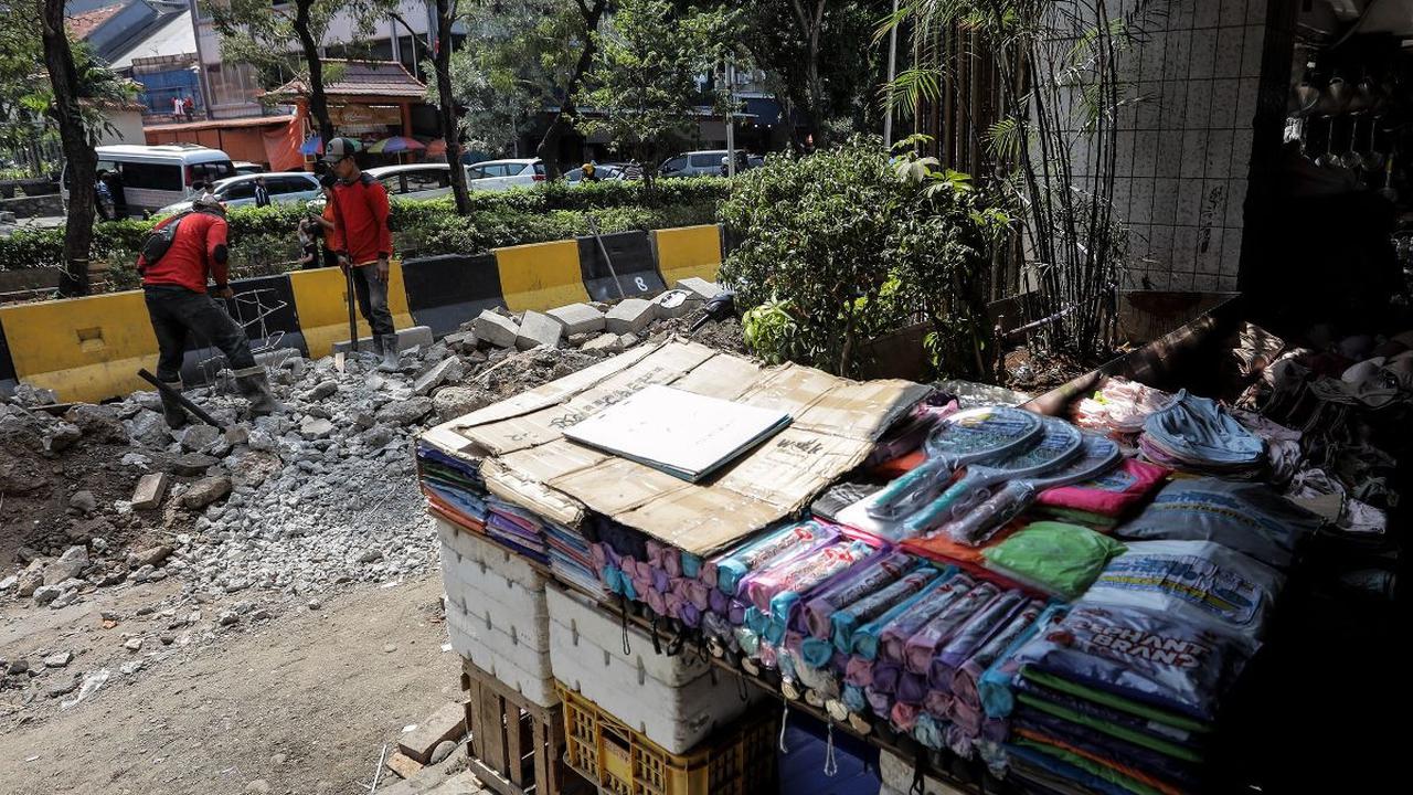 Selain itu, revitalisasi trotoar ini nantinya juga untuk mempercantik kawasan pasar yang selama ini terlihat kumuh.