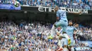 Aksi Fernandinho membawa Manchester City menang telak atas  West Ham United 3-0 di Etihad Stadium,  Manchester, (28/8/2016). (AFP/Jon Super)
