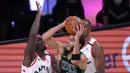 Pebasket Boston Celtics, Jayson Tatum, berusaha mencetak poin saat menghadapi Toronto Raptors pada semifinal playoff NBA wilayah timur di AdventHealth Arena, Sabtu (12/9/2020). Boston Celtics menang 92-87 atas Toronto Raptors.  (AP Photo/Mark J. Terrill)