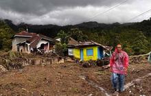 Warga Sumatra Diminta Waspada Risiko Infeksi Saat Membersihkan Rumah Usai Banjir