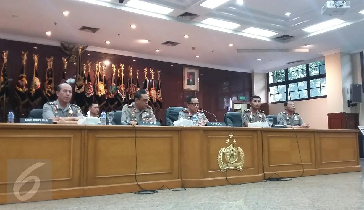 Kapolri Jenderal Tito Karnavian memberi keterangan pers terkait kasus Ahok di Gedung Rupatama, Mabes Polri, Jakarta, Selasa (16/11). Meski berstatus menjadi tersangka, Polri memilih tidak menahan Ahok. (Liputan6.com/Helmi Fitriansyah)