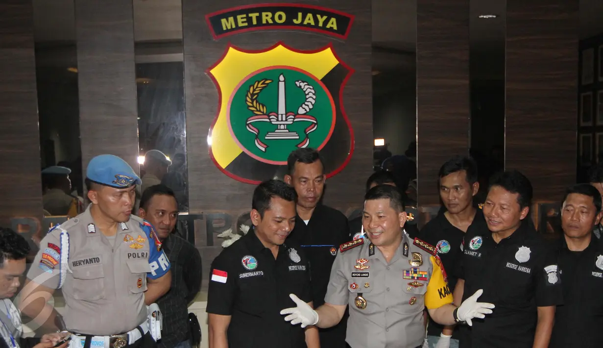 Kapolres Metro Jakarta Barat, Kombes Pol Roycke Langie memberikan keterangan pers terrait penangkapan artis Ridho Rhoma di Mapolres Jakarta Barat, Sabtu (25/03). RR dan S telah diintai polisi sejak 2 bulan. (Liputan6.com/Herman Zakharia)
