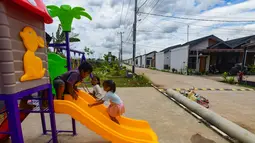Realisasi penyaluran Kredit Program Perumahan (KPP), atau yang dikenal sebagai skema KUR Perumahan, menunjukkan pertumbuhan signifikan. Tampak dalam foto, anak-anak bermain pada taman bermain pada Perumahan Subsidi Pondok Pengampelan Indah, Serang , Banten, Selasa (17/2/2026). (merdeka.com/Arie Basuki)