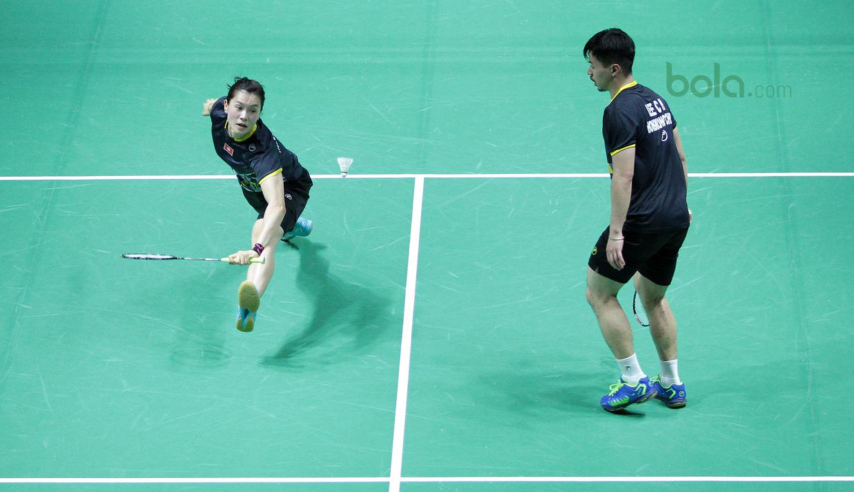 Chou Hoi Wah (kiri) mengembalikan kok saat melawan pasangan Indonesia, Praveen/Oktavianti pada babak pertama Indonesia Open 2018 di Istora Senayan, Jakarta, (3/6/2018). Praveen/Oktavianti kalah 17-21, 21-14, 21-17. (Bola.com/Nick Hanoatubun)
