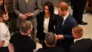 Pangeran Harry dan tunangannya, aktris AS Meghan Markle berbincang dengan para tamu yang menghadiri acara Endeavour Fund Awards di London, Kamis (1/2). Calon putri kerajaan Inggris itu  kembali melanggar protokol kerajaan. (Ben Stansall/pool via AP)