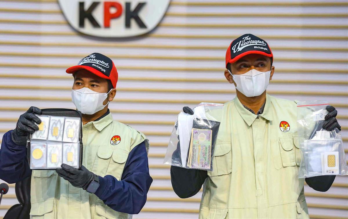 FOTO: KPK Tampilkan Barang Bukti OTT Kasus Dugaan Pemerasan Izin TKA