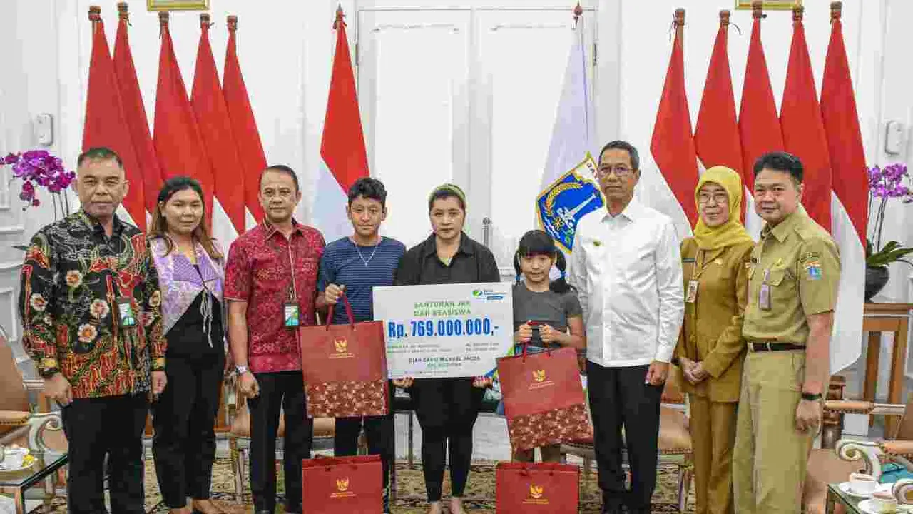 Penjabat (Pj) Gubernur DKI Jakarta Heru Budi Hartono menyerahkan santunan kecelakaan kerja kepada keluarga mendiang Atlet Para Tenis Meja David Jacobs di Balai Kota DKI Jakarta, pada Selasa (9/5/2023).