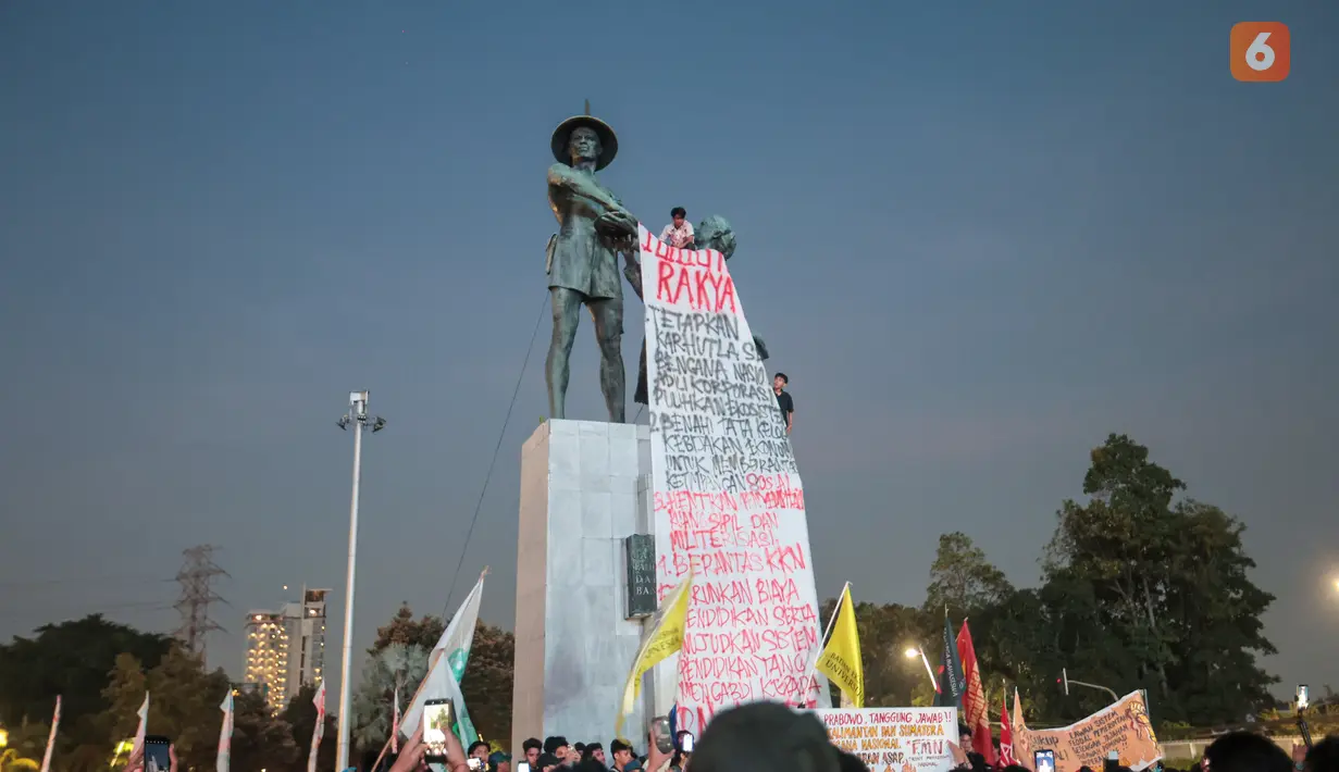 Spanduk raksasa terbentang di atas Monumen Tugu Tani saat aksi unjuk rasa Aliansi Mahasiswa Komite Selamatkan Daulat Rakyat (Sadar) di Menteng, Jakarta Pusat, Selasa (20/10/2026). Aksi tersebut bertepatan dengan dua tahun pemerintahan Presiden Prabowo Subianto dan Wakil Presiden Gibran Rakabuming Raka.(KLY/Budy Santoso)